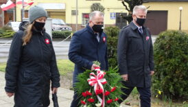 delegacja przedstawicieli pępowskich władz idzie złożyć wiązankę pod pomnik