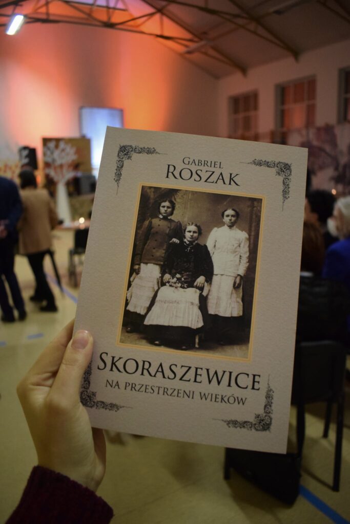 książka trzymana w ręku ,,Skoraszewice. Na przestrzenni wieków".