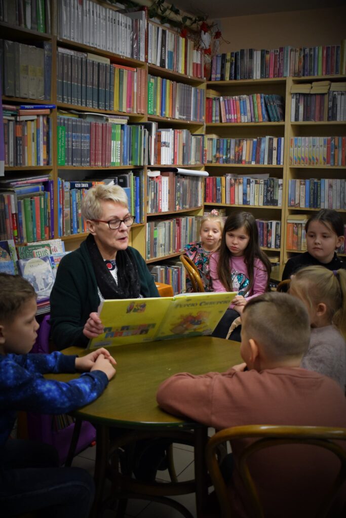 pani bibliotekarka czyta dzieciom bajkę