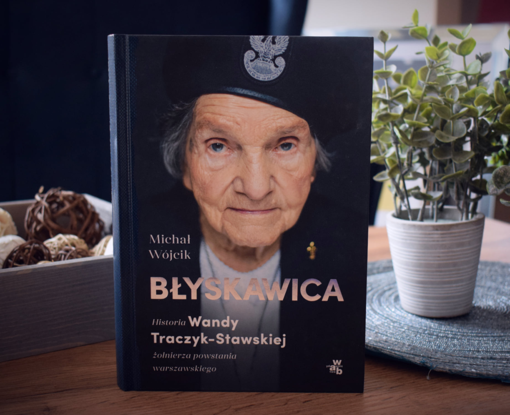 zdjęcie starej kobiety Wandy Traczyk-Stawskiej żołnierza powstania warszawskiego w czapce żołnierskiej i marynarce
