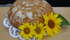 zdjęcie ogromnego wypieczonego chleba ozdobionego słonecznikami