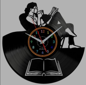 nietypowy czarny ścienny zegar kobieta czytająca książę i pijąca kawkę