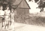 1971 rok Fabijańczyk Jolanta, Sipurzyńska Irena, Kaniewska Basia - Gębice trzy młode dziewczyny na tle starej stodoły