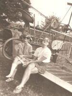 dożynki w Gębicach 1971 rok. Kaniewska Basia z Pogorzeli, Fabijańczyk Jolanta. Siedza na snopowiązarce dziewczynki na tle maszyny rolniczej