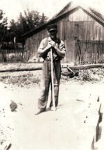 Teodor Sowiński ze Śląskowa w Gębicach. Zdjęcie ok. 1936 roku. Sowiński pracował u Lewandowskiego. Później ożenił się z Praksedą Fabijańczyk. mężczyzna oparty o drąg na tle stodoły