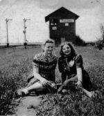 Na tle krzekotowickiego dworca PKP serdeczne koleżanki Antonina Waleńska (ur.1928 r.) i Stanisława Radojewska dwie młode kobietki niedaleko dworca PKP