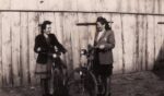Zdjęcie zrobione po wojnie w Babkowicach w 1948 roku dwie kobiety na rowerach