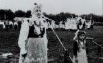 Gminne dożynki na stadionie w Pępowie 15 września 1985 rok ph. ,,Otwórzcie szeroko wrota, bo się zakończyła żniwna robota". śpiewająca kobieta w stroju ludowym i dziecko