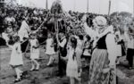 Gminne dożynki na stadionie w Pępowie 15 września 1985 rok ph. ,,Otwórzcie szeroko wrota, bo się zakończyła żniwna robota". dzieci z dużym wieńcem dożynkowym