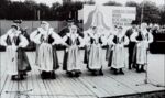 Gminne dożynki na stadionie w Pępowie 15 września 1985 rok ph. ,,Otwórzcie szeroko wrota, bo się zakończyła żniwna robota". zespół ludowy tańczący podczas dożynek na parkiecie