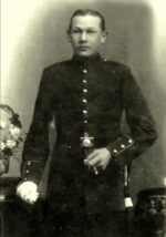 Ignacy Gwiazdowski - przedwojenny zawiadowca na stacji kolejowej w Pępowie żołnierz z ręką opartą o kredens, w lewej dłoni trzyma cygaro