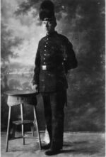 Ignacy Lewandowski z Gębic (1893-1974), powstaniec wielkopolski, gospodarz, wójt Pępowa po 1945, zdjęcie ze służby wojskowej w Niemczech (1914-1918) żołnierz przy stoliku