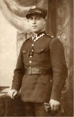 Józef Walczak z Gębic (1909-1976) zdjecie z okresu służby wojskowej w Rawiczu. Żołnierz wojny obronnej 1939 wzięty do niewoli pod Modlinem żołnierz stojący obok stolika