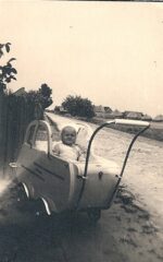 Sierpień 1948 rok, Gębice. W tle stogi siana. W wózeczku Karol Fabijańczyk małe dziecko w wózeczku