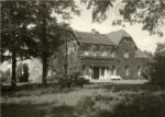 Dworek w Krzyżankach ostatni rok wojny 1945 rok obrośnięty budynek