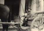 Dworek w Krzyżankach 1945 rok chłopiec siedzi w karecie z zaprzęgniętym koniem i batem w ręku