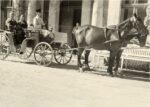 Dworek w Krzyżankach w 1945 roku stangred i dwie powożone kobiety w bryczce zaprzęgniętej do koni