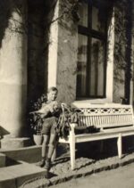 Dworek w Krzyżankach przed 1945 rokiem chłopiec przed dworkiem z ogromną marchewką