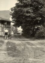 Krzyżanki przed rokiem 1945 dwoje dzieci na wiejskiej drodze obok starego budynku
