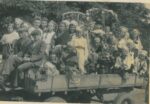 Powojenna majówka w Babkowicach, lata około 1945-1950 dużo osób elegancko ubranych na wozie