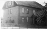 Stara skoraszewicka szkoła, tzw. ,,czerwona", wybudowana w 1905 roku za 38 000 marek budynek starej szkoły