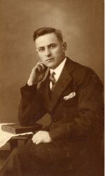 Stanisław Zjeżdżałka 1906-1964 kupiec z Pępowa mężczyzna w garniturze z głową opartą o rękę