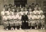 siedzący ludzie równo ubrani