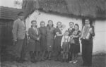 Powojenne gospodarstwo w Babkowicach Sobótka- Wencel rodzina pozująca do zdjęcia