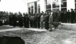 tłum zaciekawionych ludzi pod budynkiem