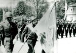 delegacja ze sztandarem, w tle tłum ludzi