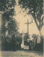 poświęcenie krzyża cholerycznego w Babkowicach. 28 VI 1931 rok. Krzyże zostały odnowione przez Antoniego Turbańskiego
Historia krzyży cholerycznych ściśle związana jest z epidemią cholery, która zaatakowała naszych przodków w XIX w. Receptą miała być inicjatywa zaproponowana przez księdza Dziubińskiego. Wykorzystując swoje doświadczenie zasugerował postawić wspomniane krzyże gdyż ratowały one już życie ludzi w Hiszpanii.
W Babkowicach krzyże wkopano na polu u państwa Turbańskich, obecnej posesji państwa Bzodków. Zarówno na pionowej jak i na poprzecznych belkach wyryto 7 krzyżyków oraz 18 liter będących początkiem modlitewnych psalmów. Daje to w sumie 25 modlitw, rozpoczynających się od łacińskich słów tzw. Błogosławieństwa św. Zachariasza, papieża z VII w. Krzyże miały być końcem epidemii w Babkowicach. Według legendy po postawieniu trzech krzyży miała umrzeć tylko jedna osoba. W 1852 roku po ich pojawieniu się we wsi ostatnia zmarłą była kobieta z rodziny Wawrzyniaków. Wówczas zaraza morowa skończyła zbierać swoje żniwo. Uroczyście ubrani ludzie przed krzyżami cholerycznymi