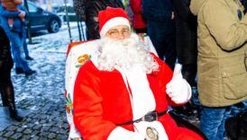 święty mikołaj na fotelu
